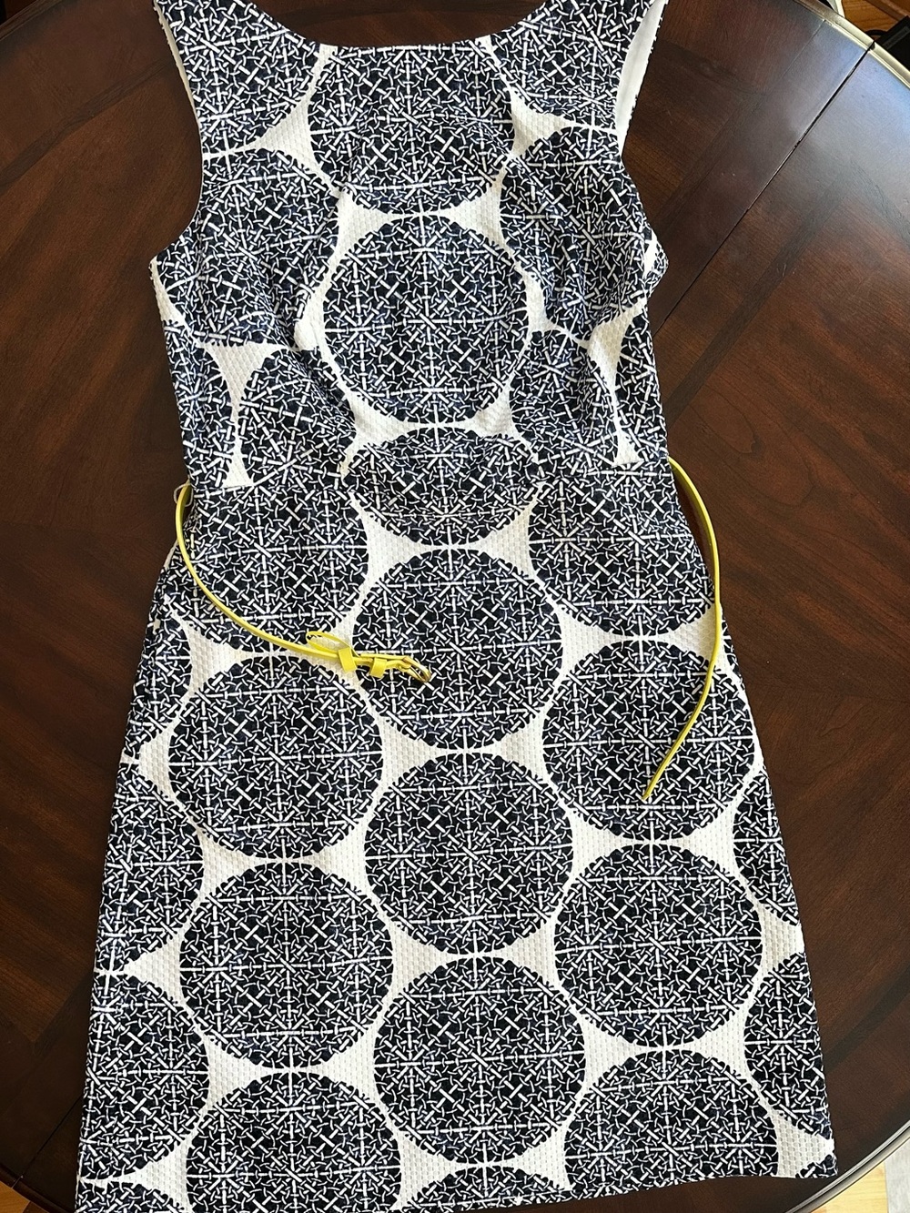 The limited Size 2 geometric print dress white blue with yellow belt women’s